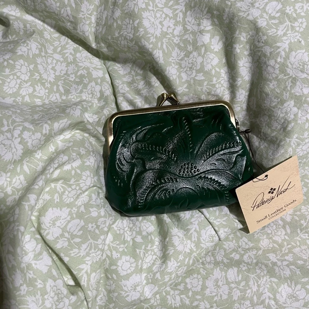 Elegant Green Embossed Clutch - Picture 2 of 3